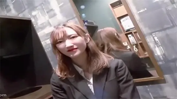邻家制服小美眉粉嫩骚穴被爆操，紧致水多狂叫受不了