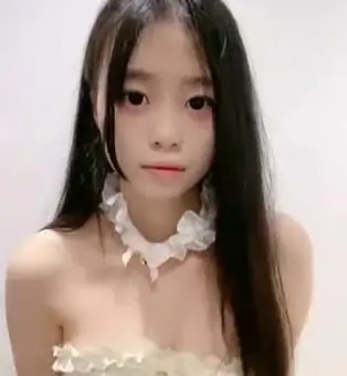 极品尤物美少女露脸自慰!粉嫩多毛骚穴玻璃棒狂插,揉搓阴蒂美臀翘起娇喘连连